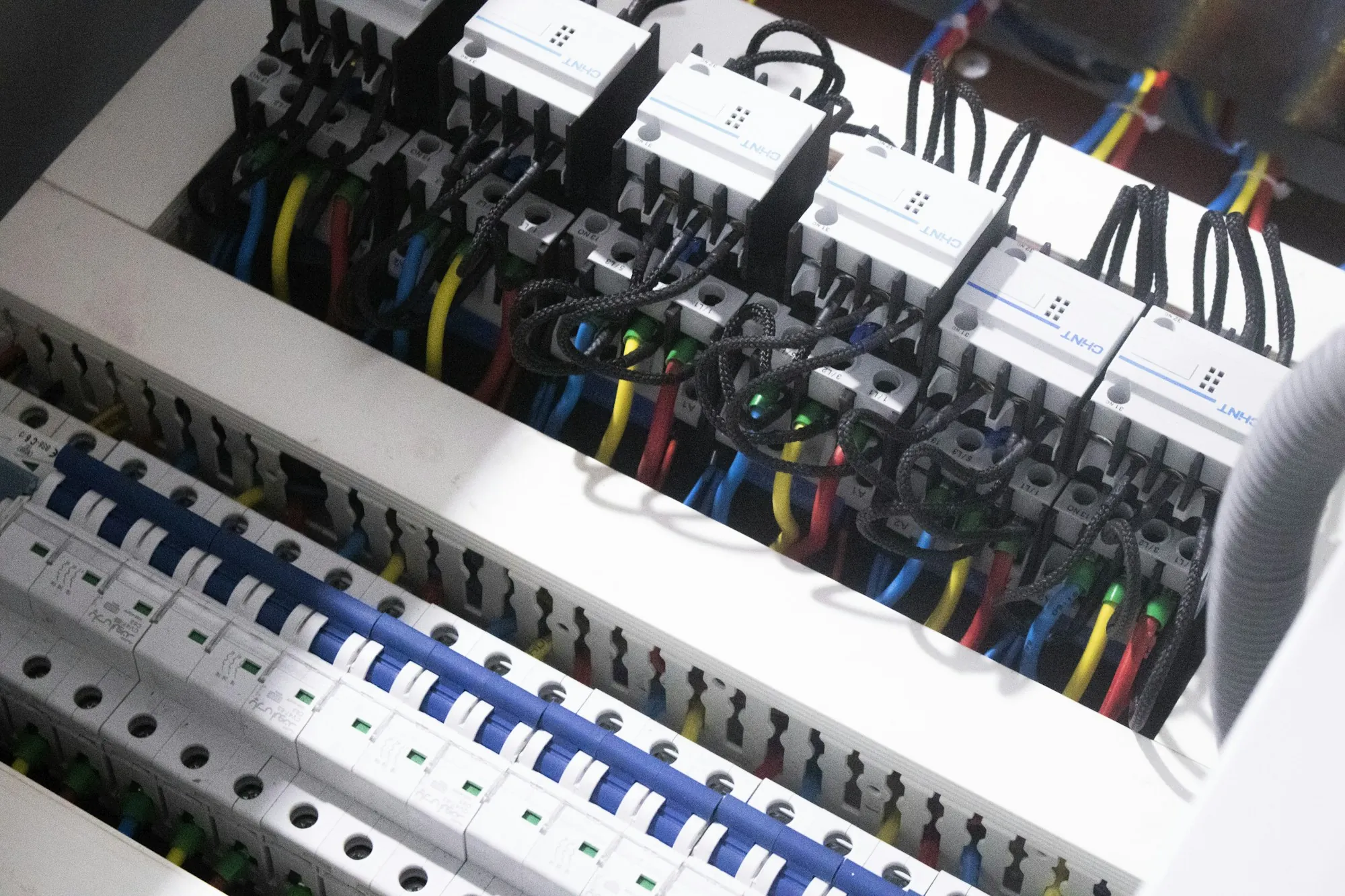 Branch-circuit conductors landed on a residential switch box